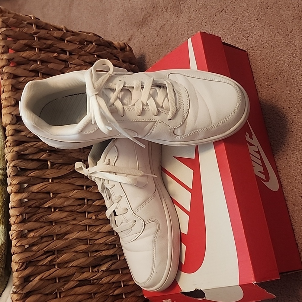 NIKE Tennis shoes
